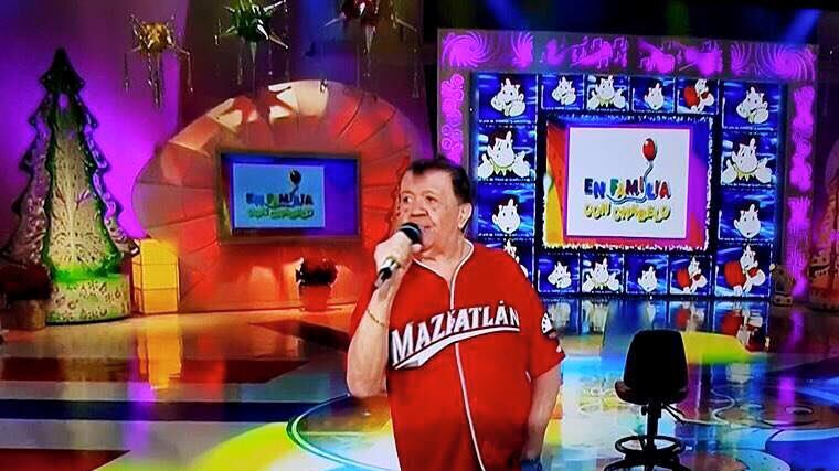 Chabelo portando un jersey de los Venados de Mazatlán.