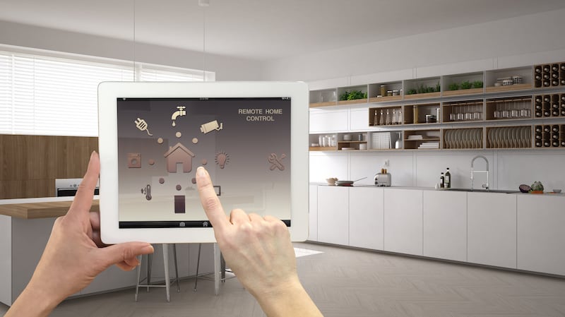 Con los avances en la domótica y los electrodomésticos conectados, ahora es posible convertir tu cocina en un espacio inteligente que simplifique tu vida.