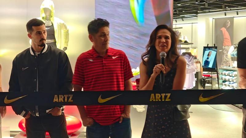 Tecnología, diseño interactivo y secciones especializadas para running, training, sportswear e infantiles, creando una experiencia premium para los amantes del deporte
