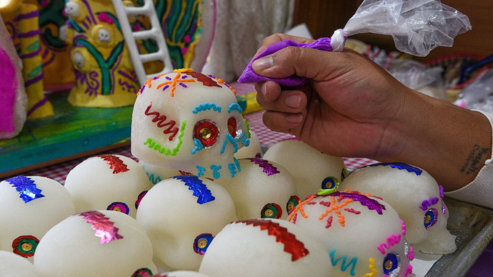 Precio de calaveritas, pan de muerto y productos tradicionales para la ofrenda este 1 y 2 de noviembre se encarecieron más de 30%, reportó la Anpec.