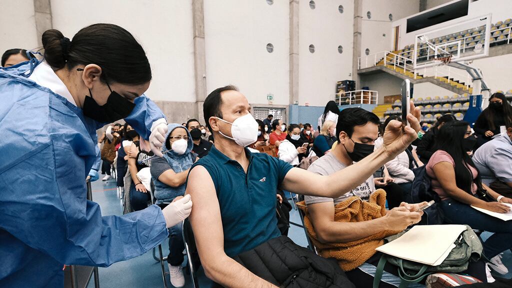 Desde hoy y hasta el próximo domingo se estará llevando a cabo la vacunación de refuerzo a personal de escuelas en 14 instalaciones alrededor de Jalisco.