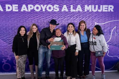 El Marqués refuerza apoyo a la salud y economía de las mujeres con entrega de cobertores y calzado