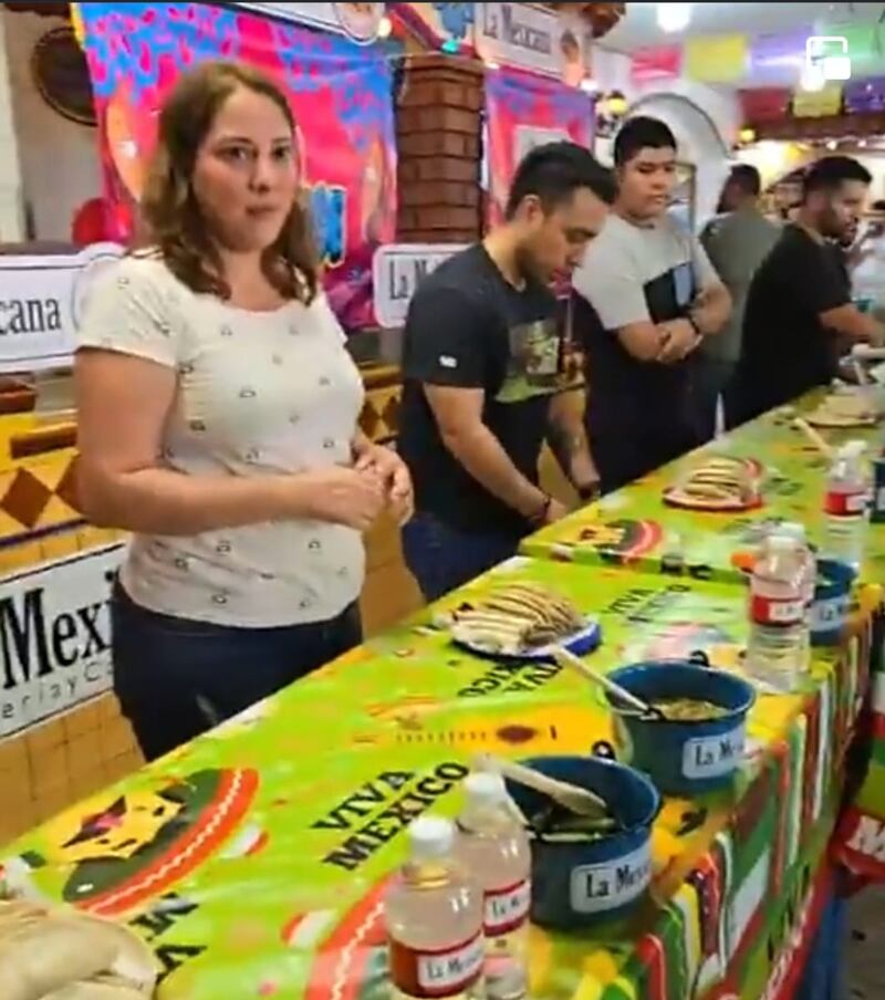 El chiste era comer 15 tacos más rápido que los demás.