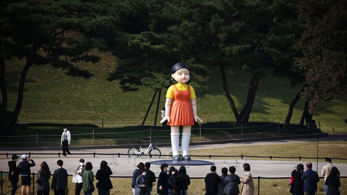 Young Hee la macabra muñeca robot del primer reto en ‘El Juego del Calamar’ ya está alcance de todos en un parque en Seúl.