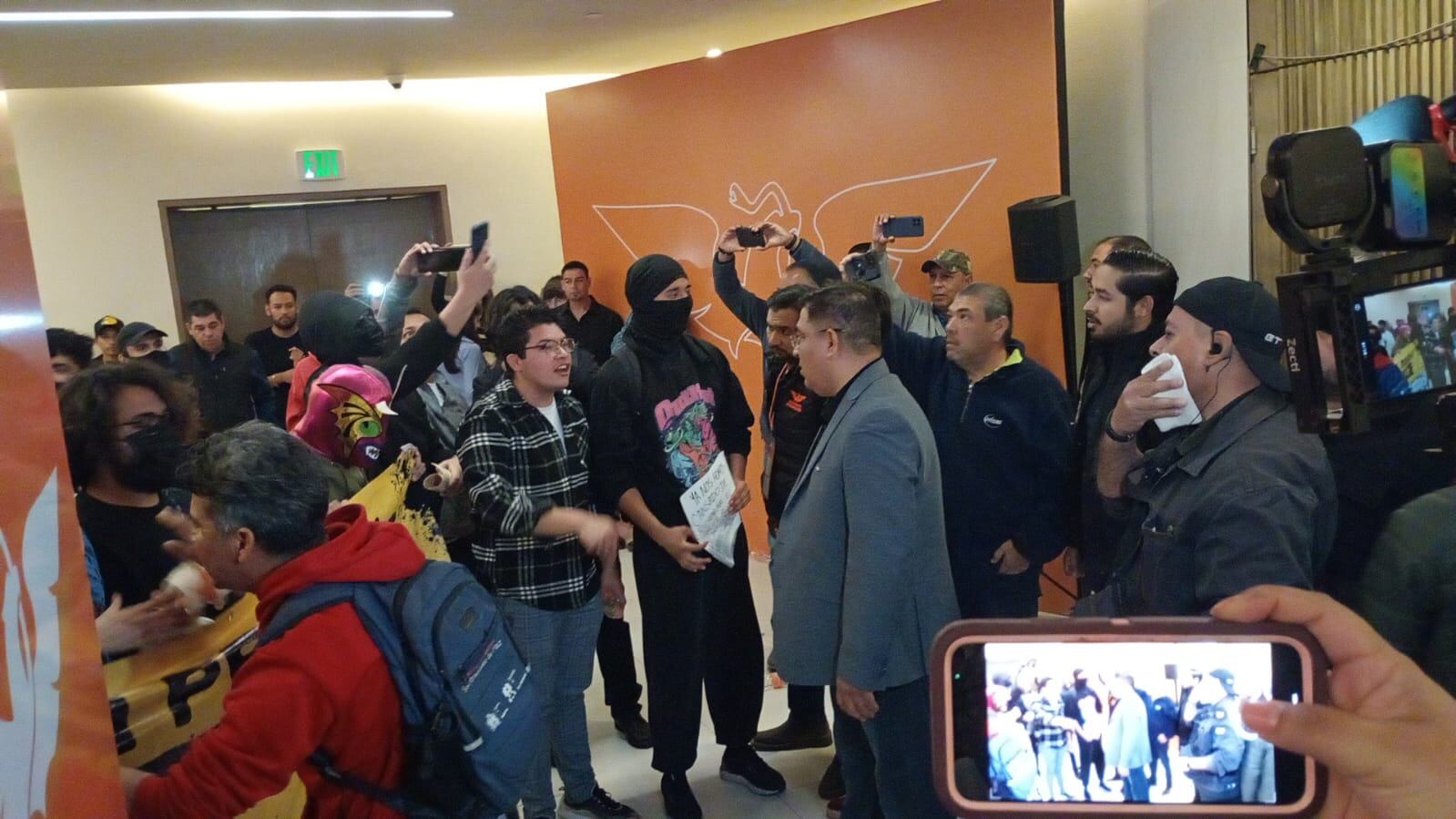 Los protestantes exigían entrar a salón que ya estaba lleno de emecistas.