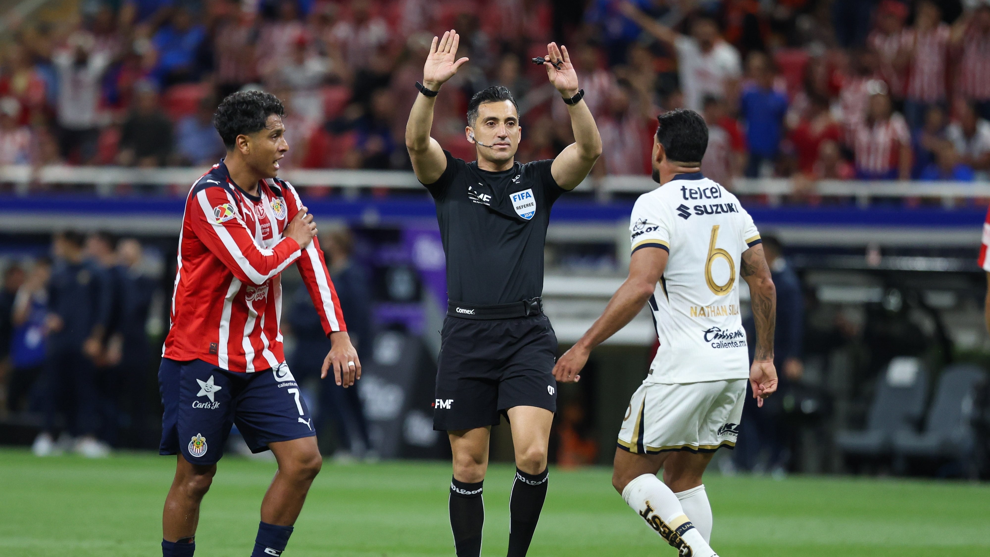 Árbitro de Chivas vs. Pumas fue suspendido.