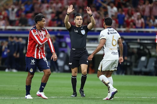 Suspenden al árbitro del Chivas vs. Pumas por marcar polémico penal de último minuto