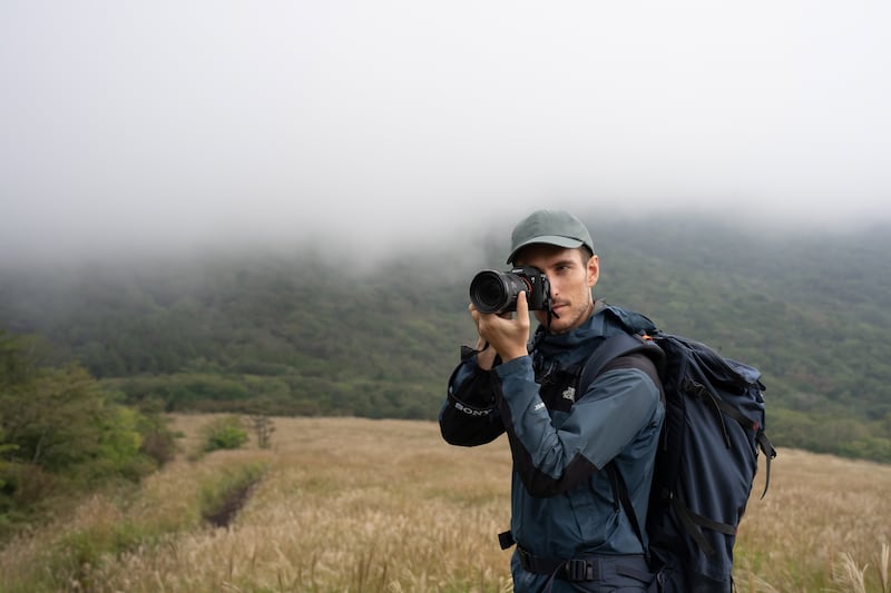 La compañía japonesa presenta este mes en México un equipo con sensor parcialmente apilado, inteligencia artificial y capacidades de video que rivalizan con cámaras de cine