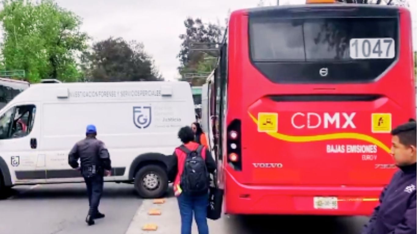 Hombre se desvanece y fallece en unidad de la Línea 1 del Metrobús