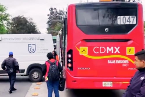 Hombre se desploma y muere dentro del Metrobús; autoridades se “solidarizan”