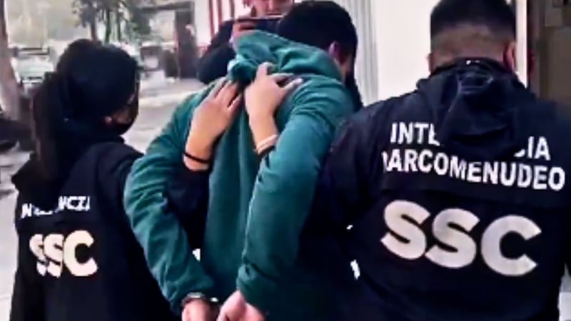 Enganchaba a niños por Roblox: cae presunto abusador armado en plaza de la Cuauhtémoc