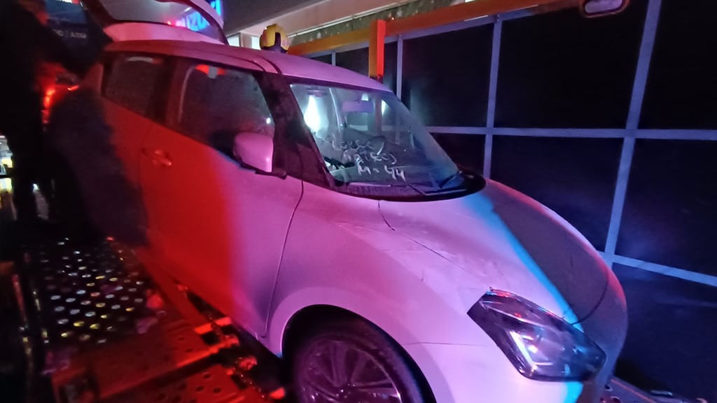 Los rescatistas usaron equipo hidráulico para sacar al trabajador del interior del tráiler madrina.