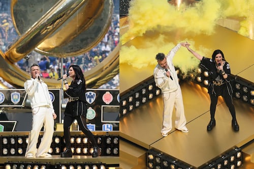 Laura Pausini y Robbie Williams deslumbran con el himno de la FIFA en la final del MDC