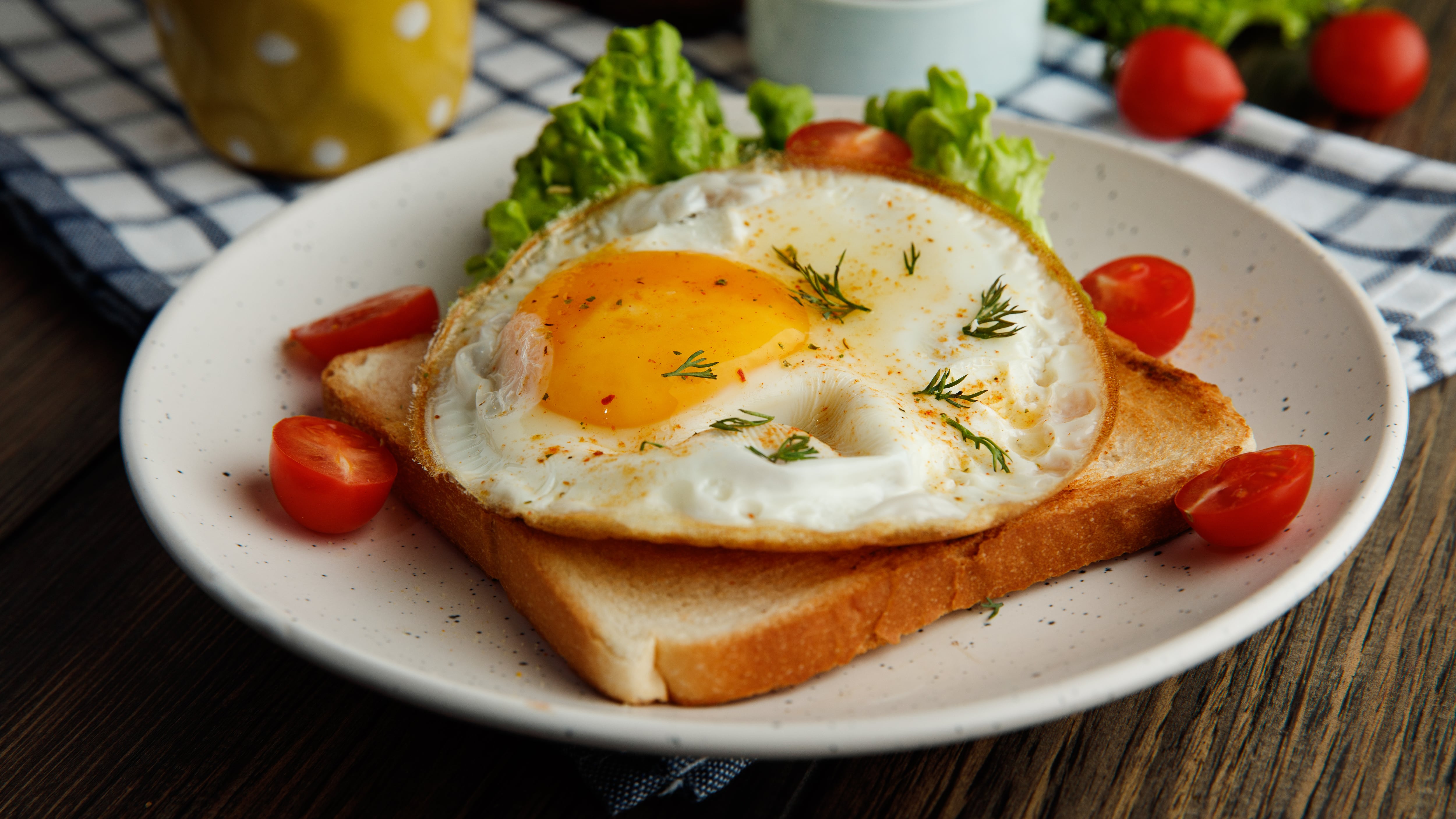 El huevo es una fuente de nutrición ampliamente valorada en todo el mundo, ofreciendo una gama de ventajas que a menudo pasan desapercibidos. Es importante saber cuáles son sus beneficios para la salud. Foto: Freepik.