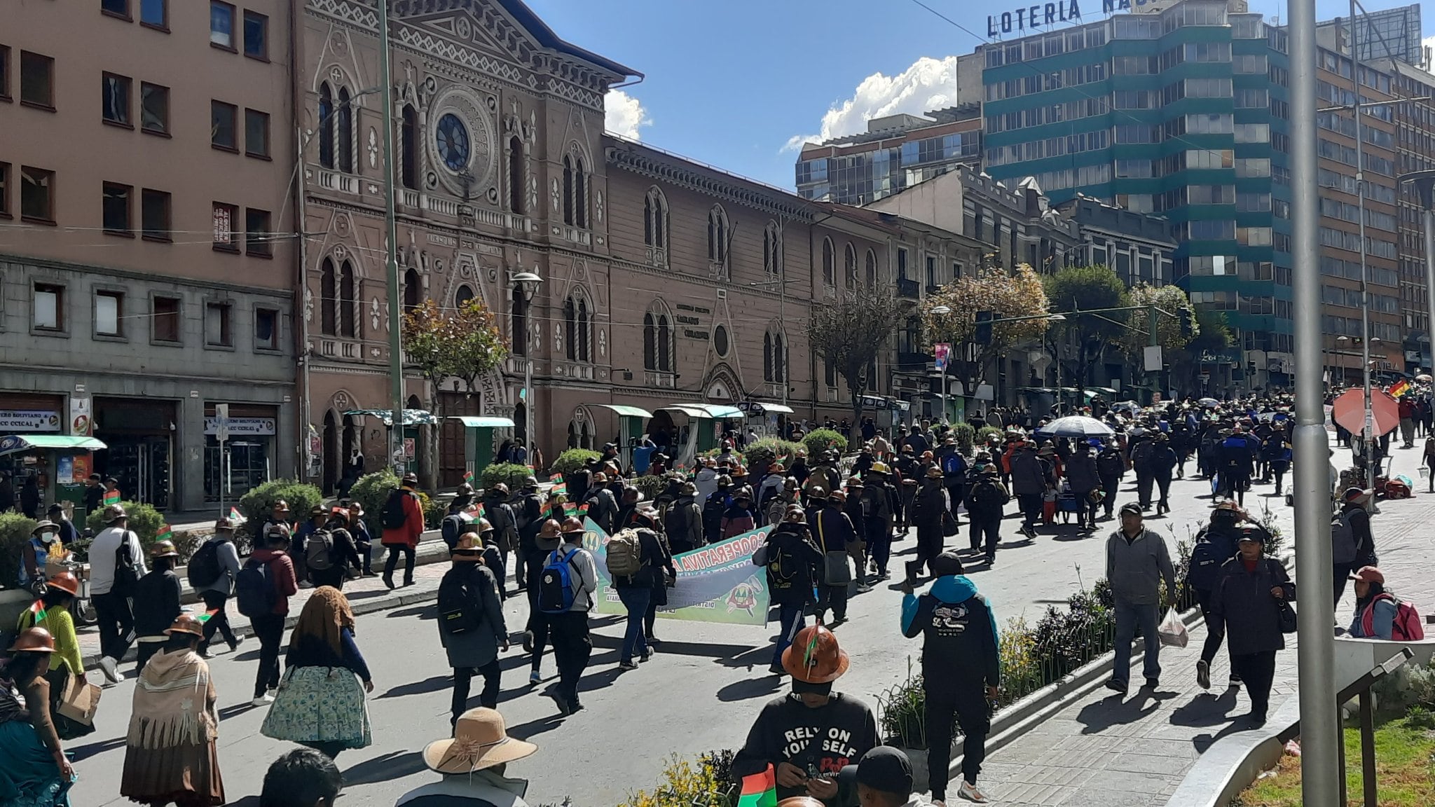 La Paz vivió horas de tensión este jueves luego de que policías intentaran frenar el avance de manifestantes