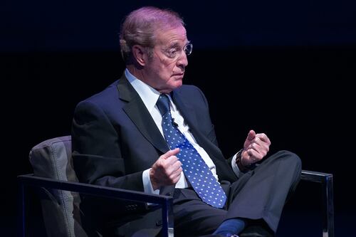 Filtran video de José Ramón Fernández sacando bolsa con polvo blanco en programa de televisión