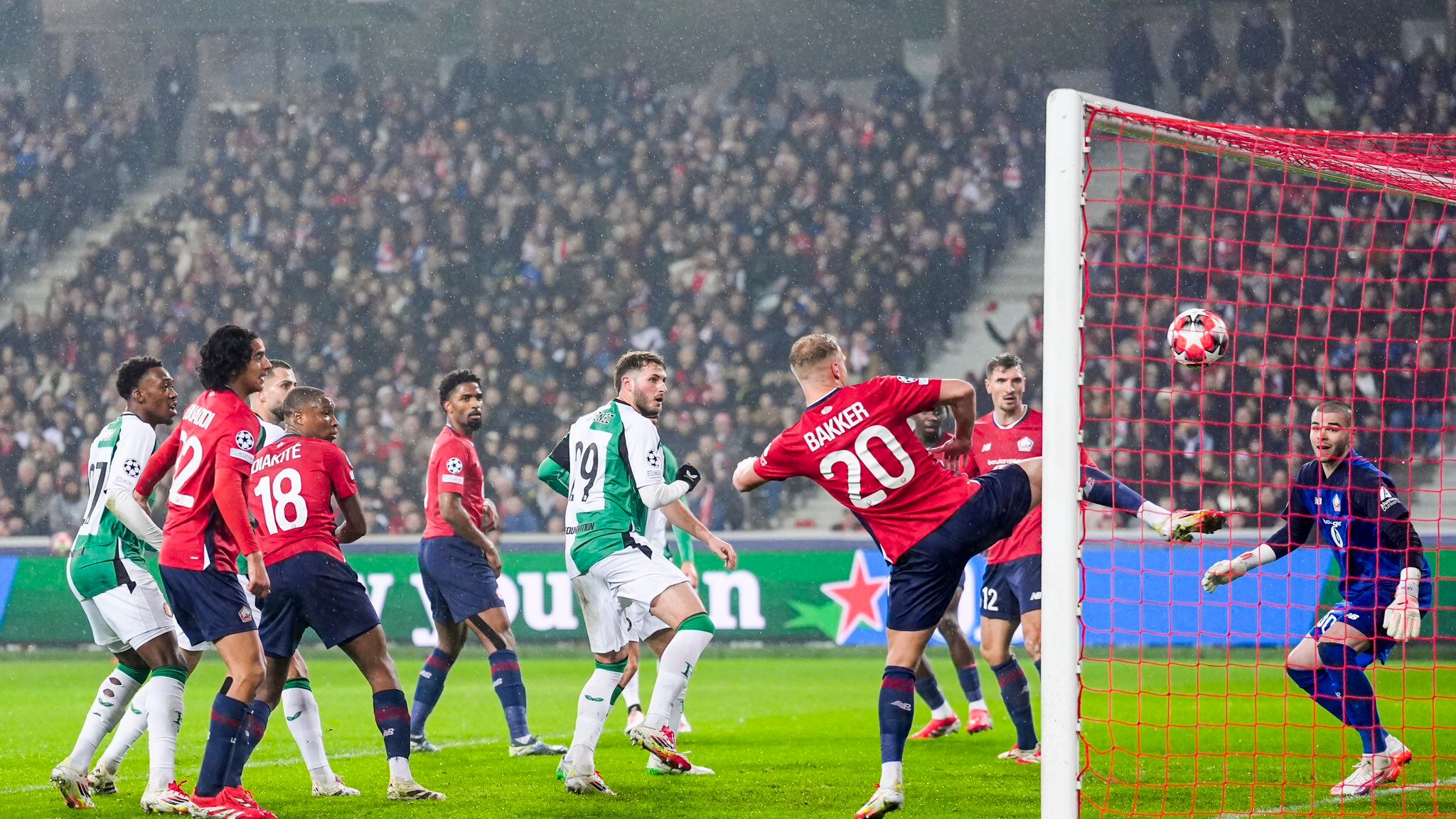 Santiago Giménez perforó las redes ante el Lille.