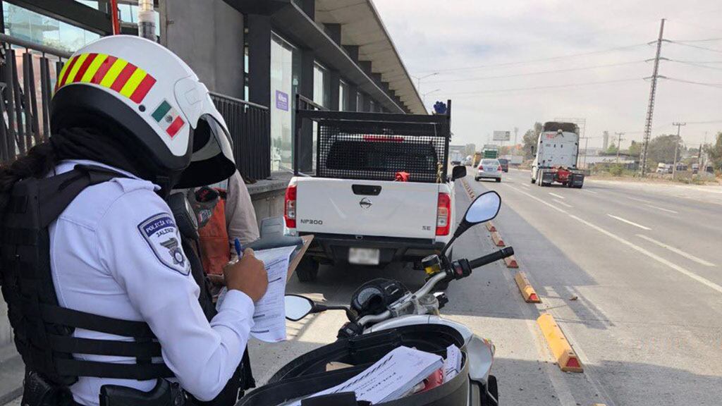 La ley establece que los únicos que pueden usar el carril confinado son los BRT y vehículos de emergencia, que amerite la urgencia y con códigos abiertos.