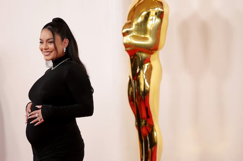 Vanessa Hudgens anuncia su embarazo en alfombra roja de los Oscars 2024