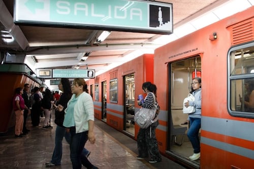 Metro CDMX hoy: retrasos, trenes detenidos y alta afluencia colapsan varias líneas