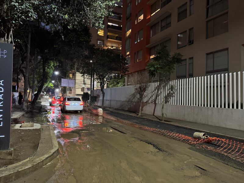 Enormes baches convierten calles de Polanco en una 'zona de guerra'