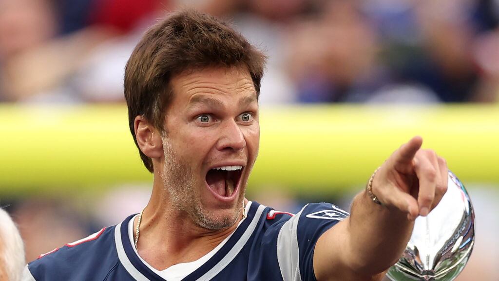 Tom Brady estuvo junto a sus hijos y a los seis trofeos que conquistó en la institución