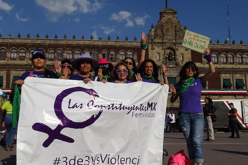 Marcha por la despenalización y legalización del aborto llega al Zócalo de la CDMX