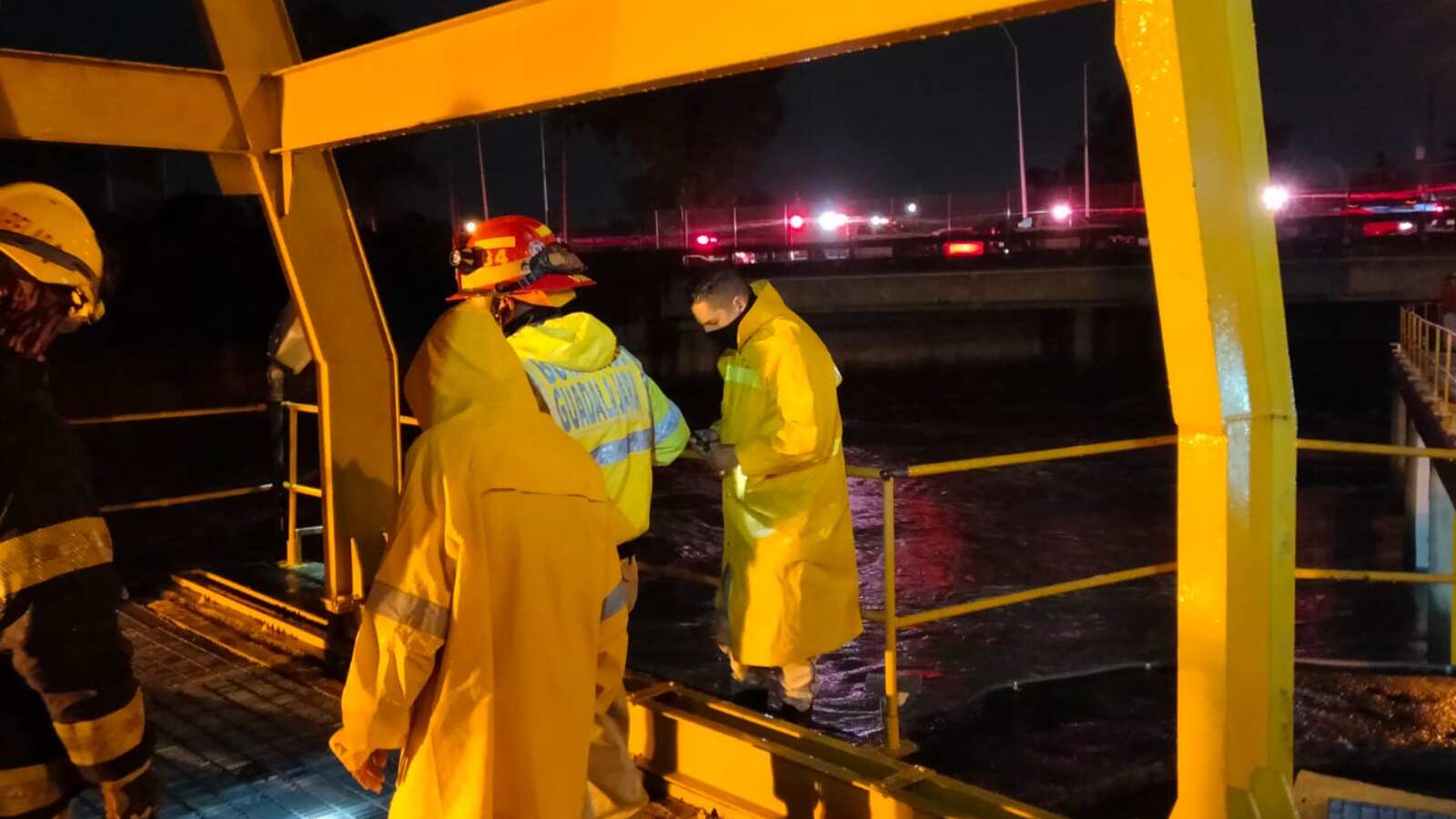 Una mujer en condición de indigencia sí fue rescatada del arroyo que va desde Patria hasta la Barranca de Huentitán por la avenida Imperio.