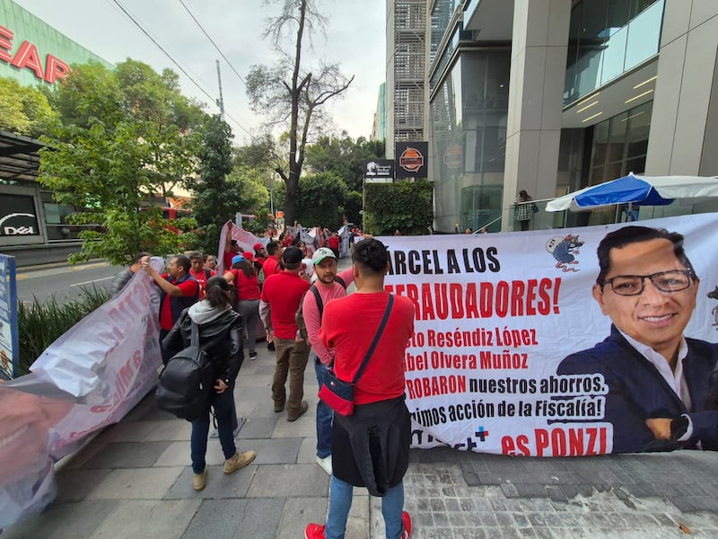 Decenas protestan en Insurgentes Sur contra Smart Plus por estafa millonaria con criptomoneda sin valor ni respaldo real.