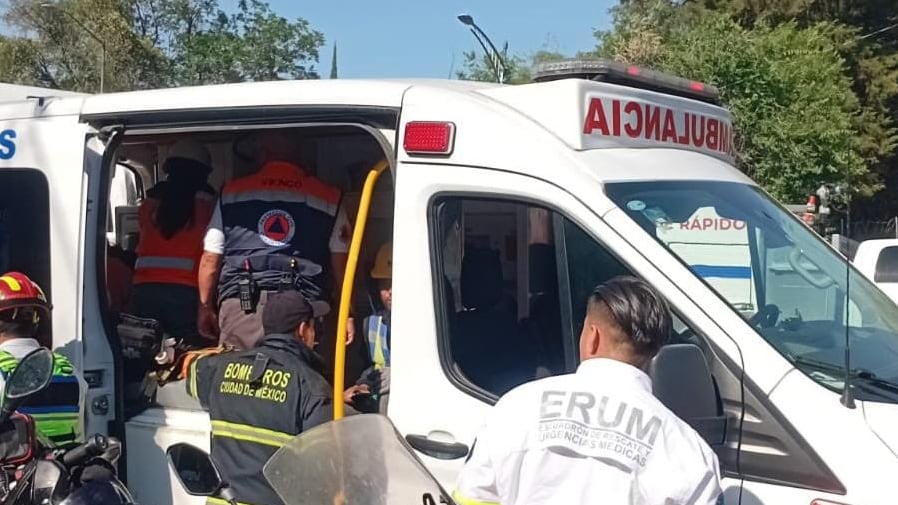 La caída de la grúa mecánica movilizó a elementos de seguridad, bomberos y paramédicos