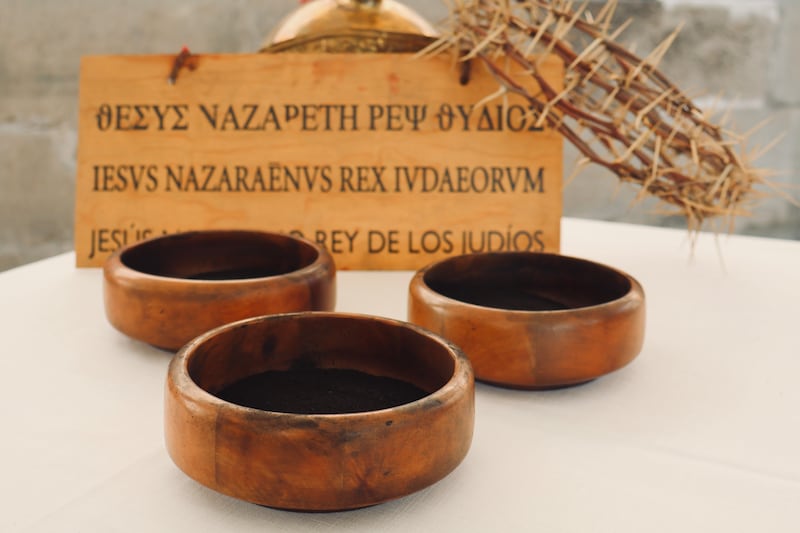 Miércoles de Ceniza: qué significa, por qué se impone ceniza y de qué están hechas