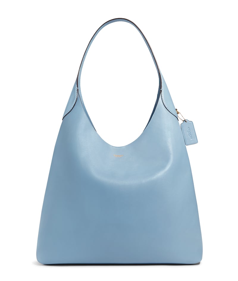 Celebra a mamá con bolsos que combinan elegancia y personalidad. Descubre nuestra selección de regalos para mujeres que viven la moda con autenticidad