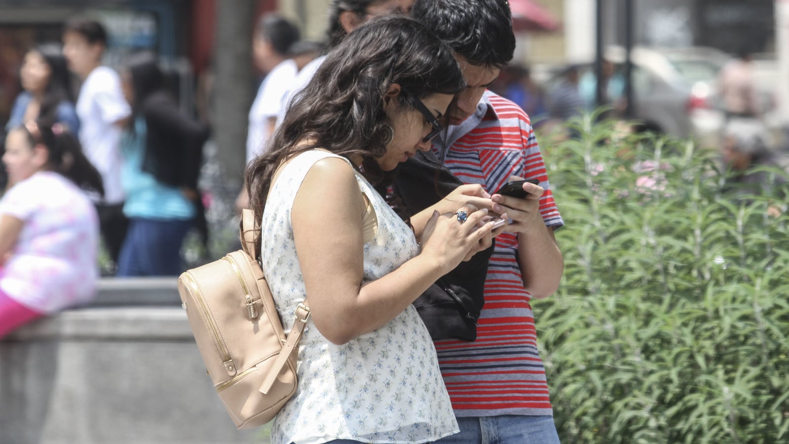 La Generación Z confían ciegamente en los smartphones para realizar compras y operaciones en línea.