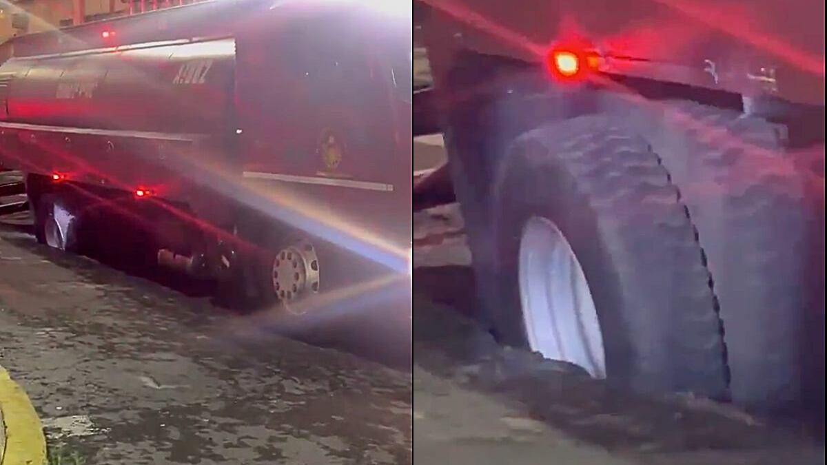 Video: Camión de bomberos queda atrapado en socavón de Iztacalco mientras acudía a una emergencia