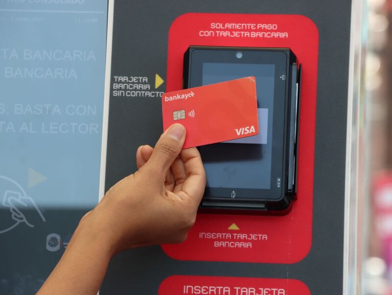 Pago con celular, relojes inteligentes y tarjeta de crédito en Línea 5 del Metro