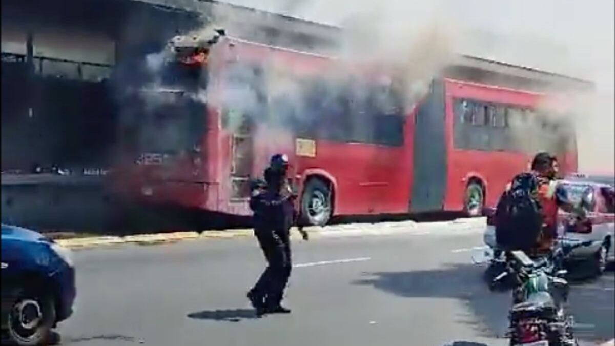 Se incendia metrobús en Iztacalco.