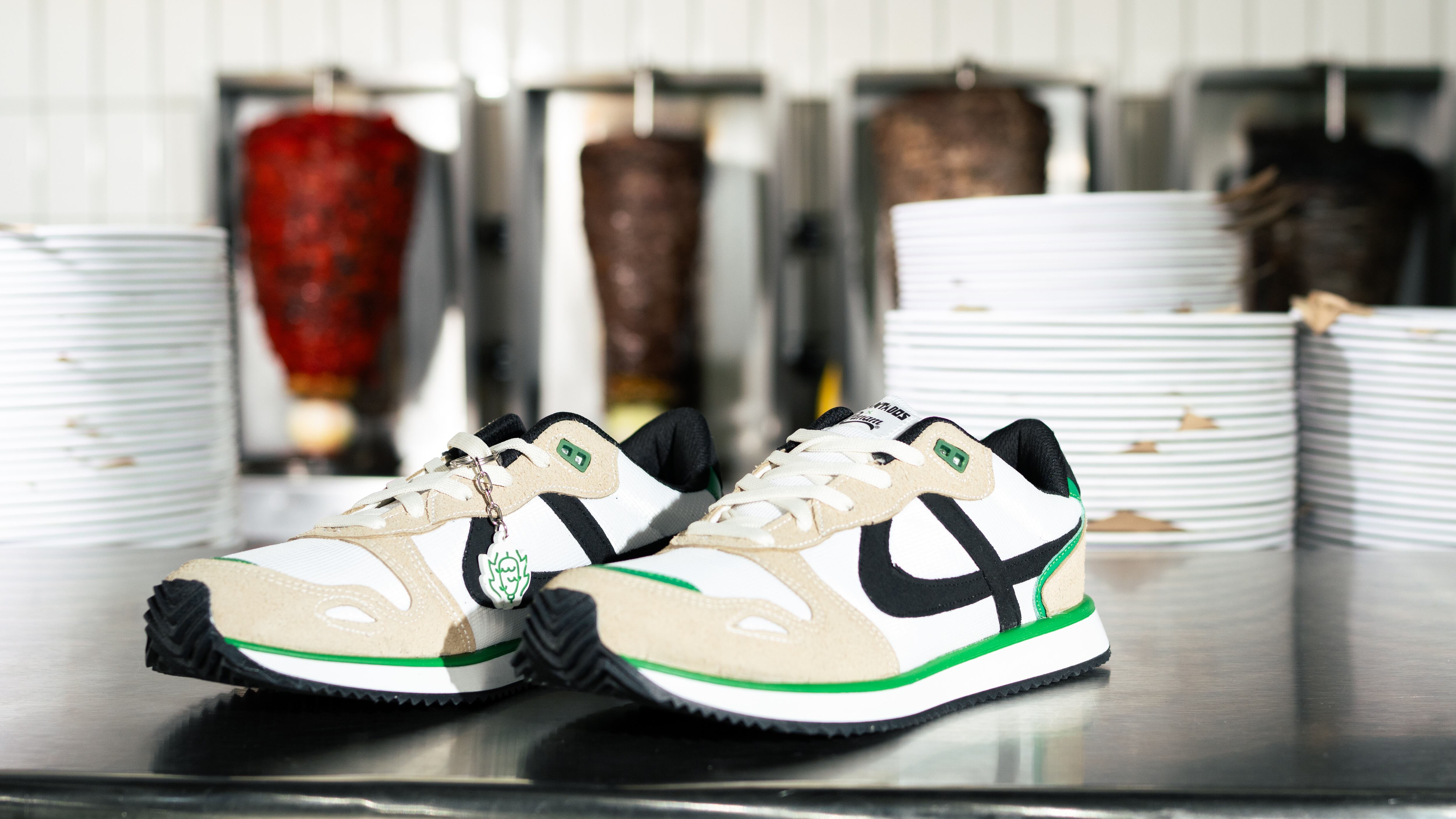 Descubre cómo una icónica marca de calzado y una popular taquería unieron fuerzas para lanzar un diseño de tenis que celebra la cultura, el sabor y el ritmo de México.
