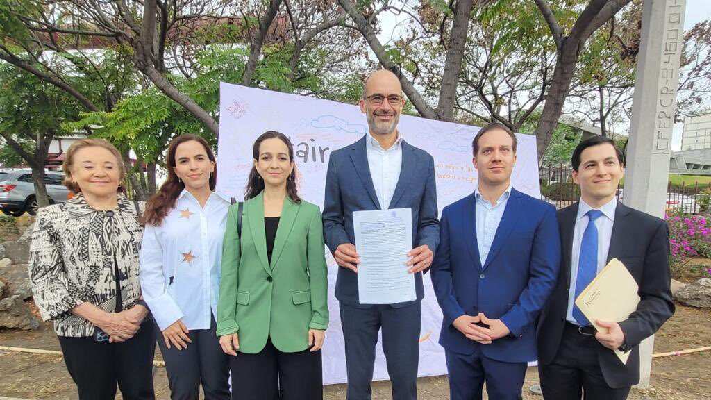 Acompañado de regidores Treviño presentó la demanda de amparo el 13 de marzo.