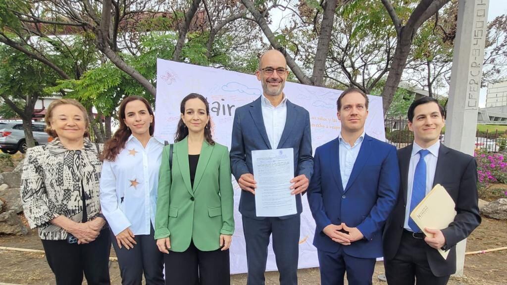 Acompañado de regidores Treviño presentó la demanda de amparo el 13 de marzo.