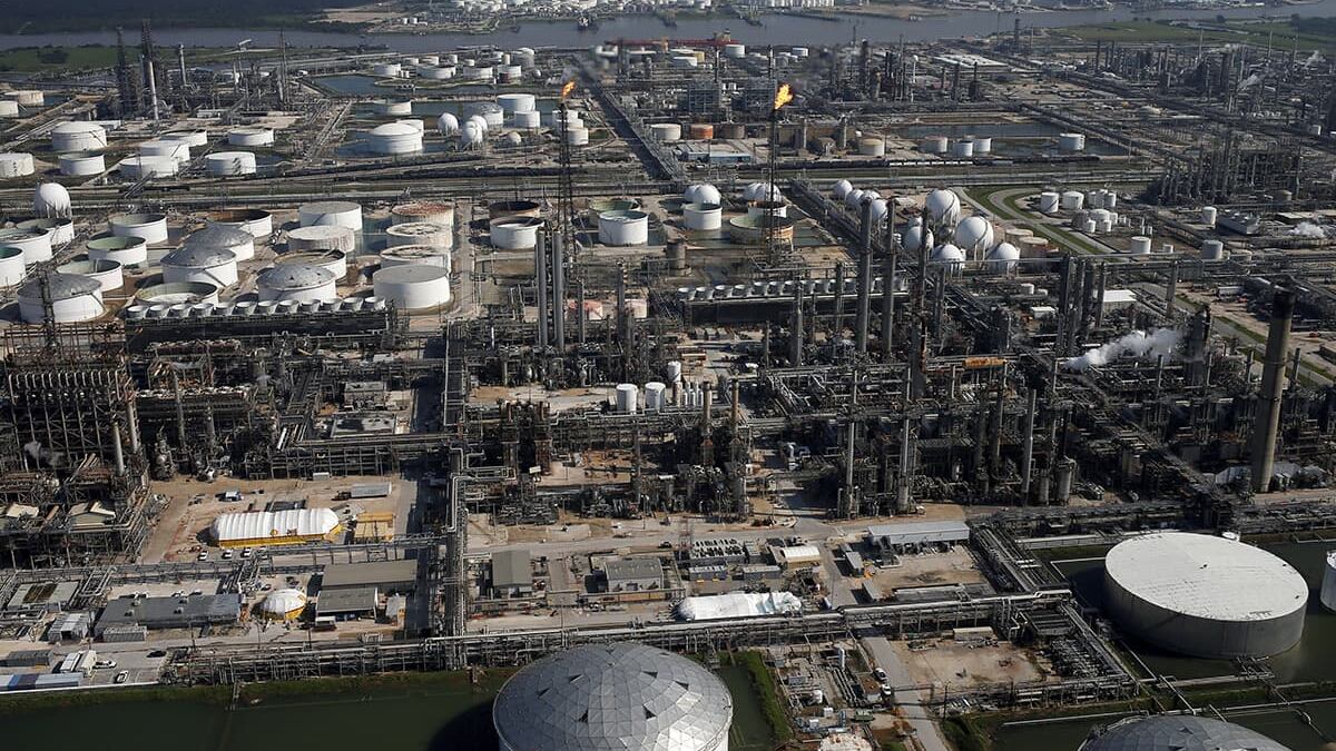 Trabajadores demandan a Pemex por fuga de gas en refinería Deer Park