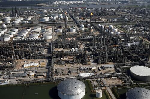 Derrame de Pemex en refinería Deer Park desata operativo… y reaviva dudas sobre su operación