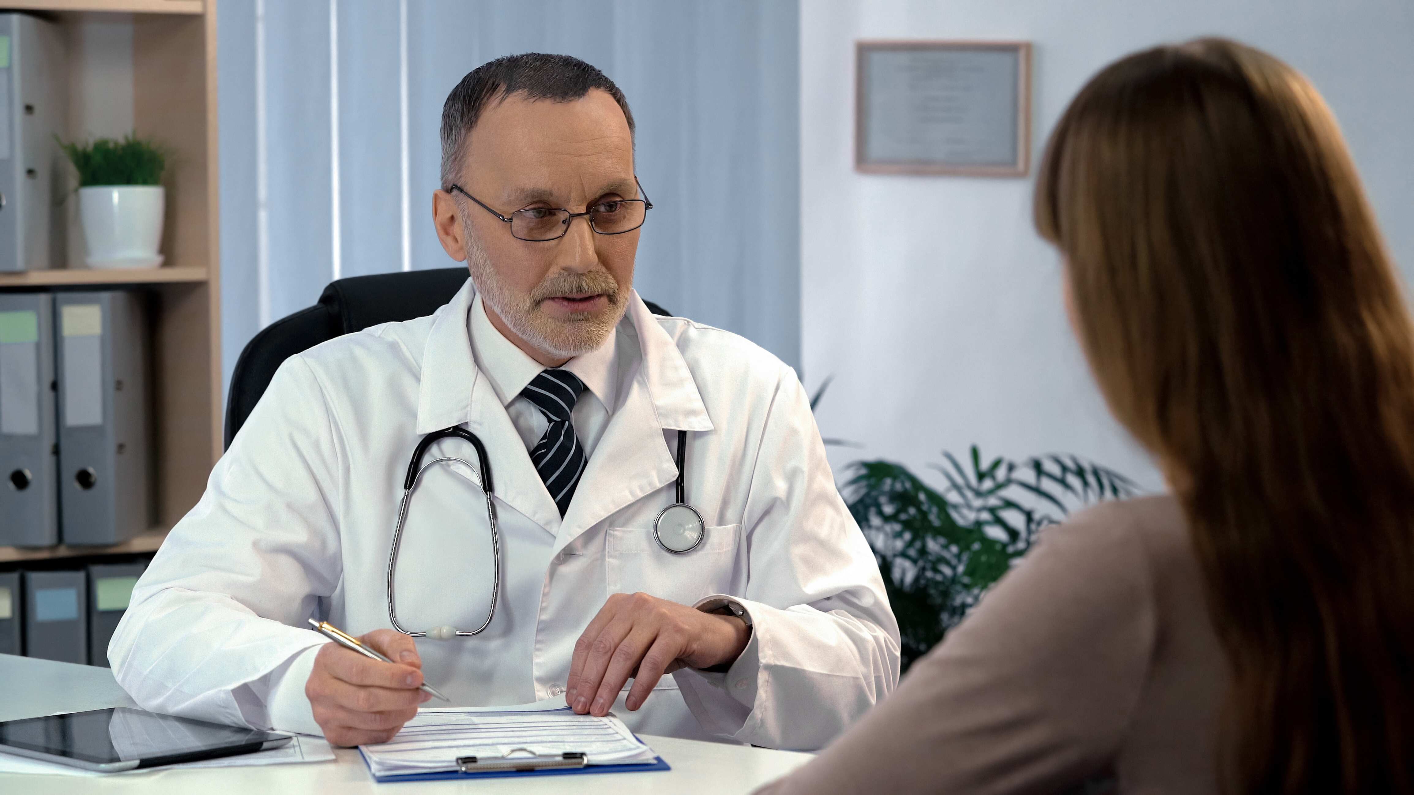 Revisa los términos del seguro, lee bien las exclusiones y ten claro cuál es monto del deducible y coaseguro, recomienda especialistas de Citibanamex.