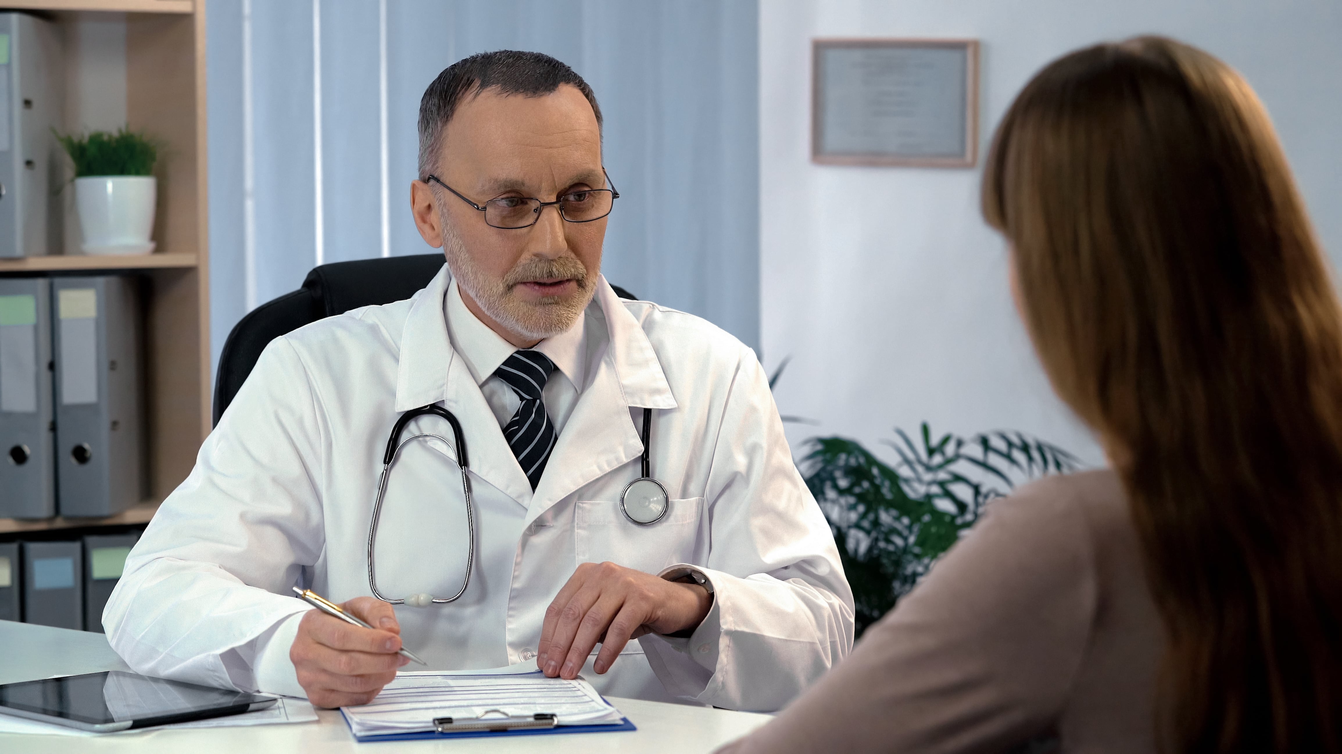 Revisa los términos del seguro, lee bien las exclusiones y ten claro cuál es monto del deducible y coaseguro, recomienda especialistas de Citibanamex.