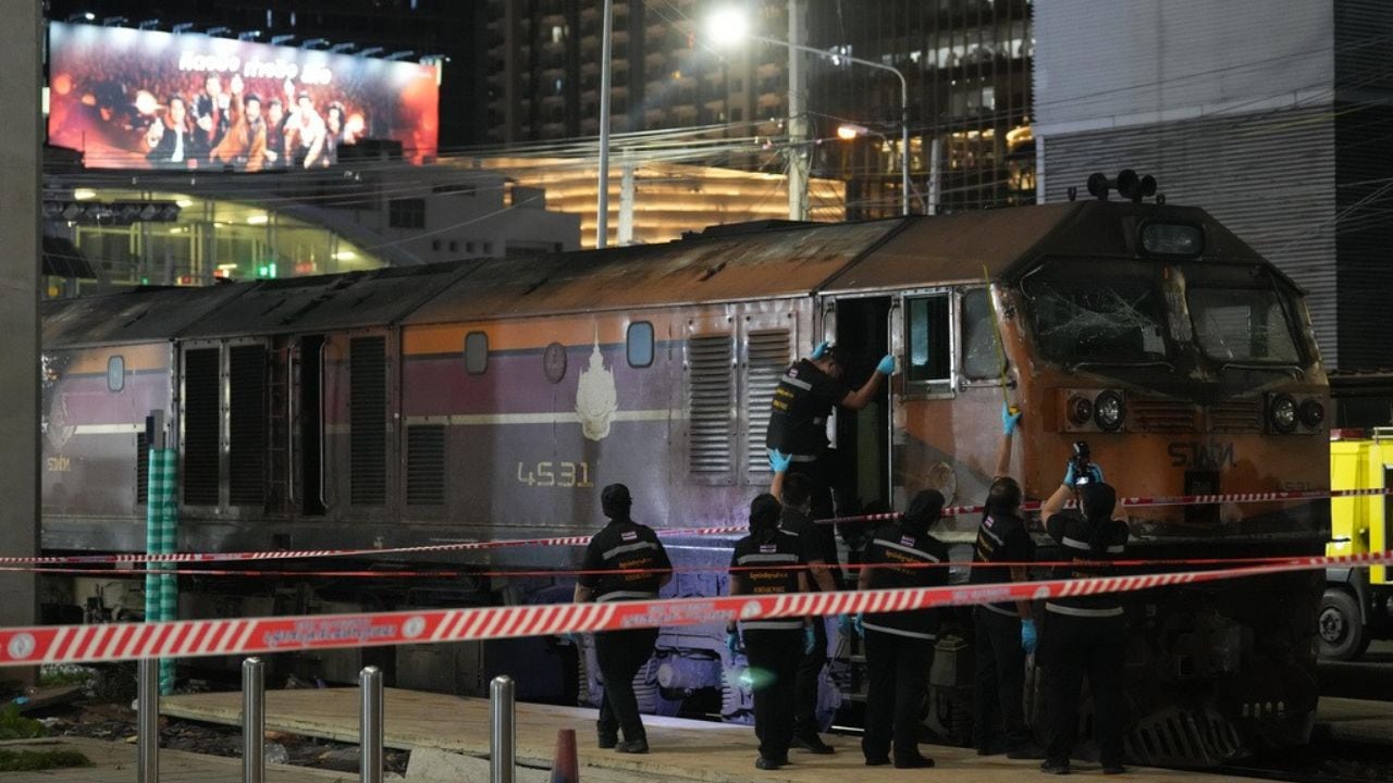 Video de tragedia en Bangkok: tren choca contra autobús y deja ocho muertos