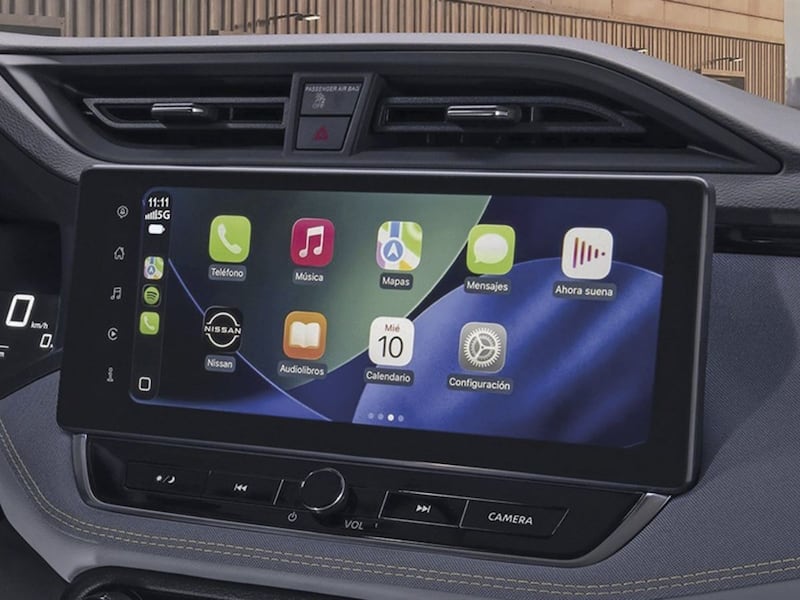 La pantalla de 12.3 pulgadas destaca en el interior del Nissan Versa 2026