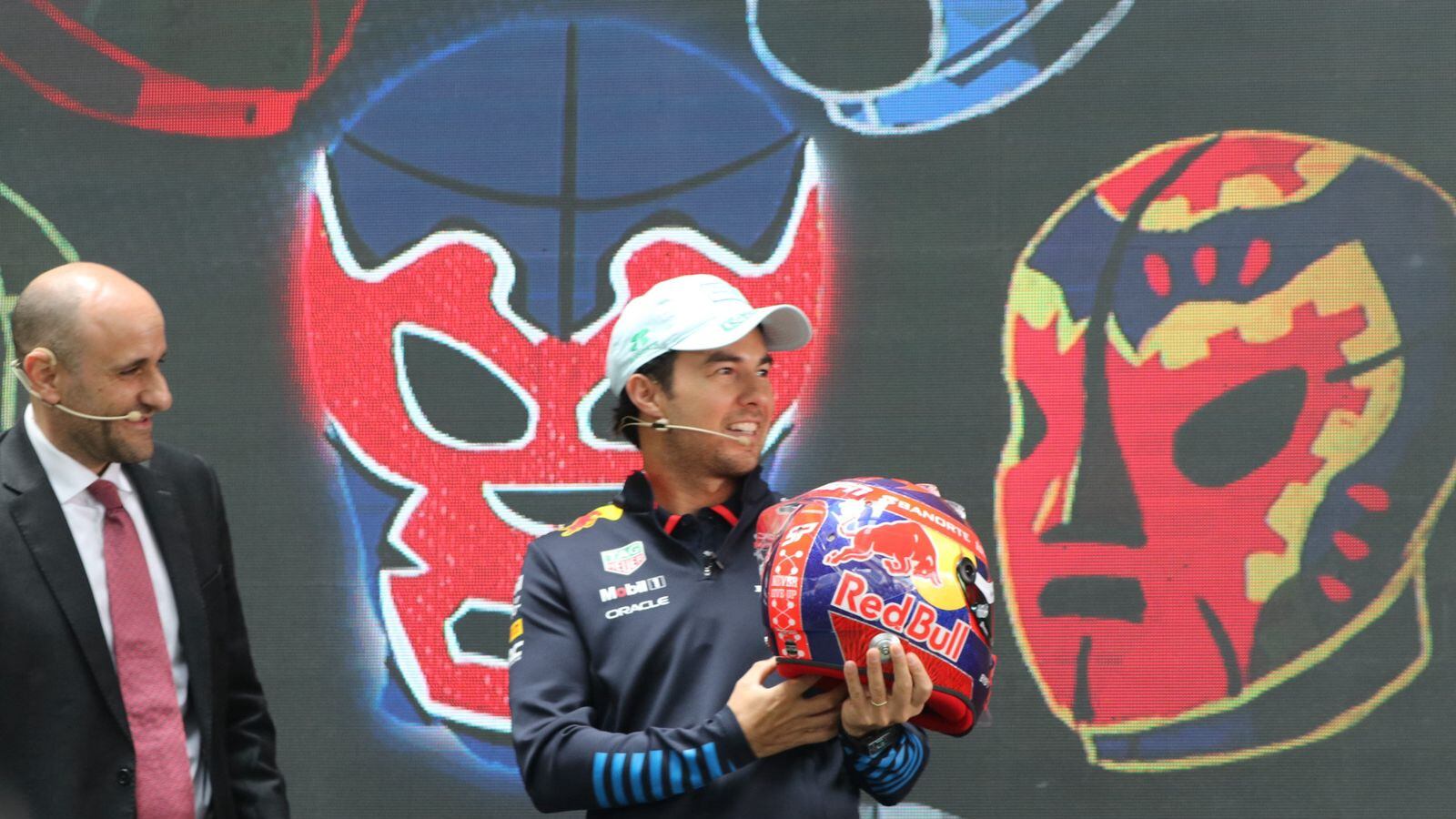 Checo Pérez presentó su nuevo casco para el GP de México 2024.