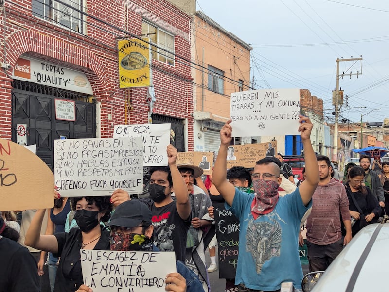 Sociedad organizada marchando contra la gentrificación.
