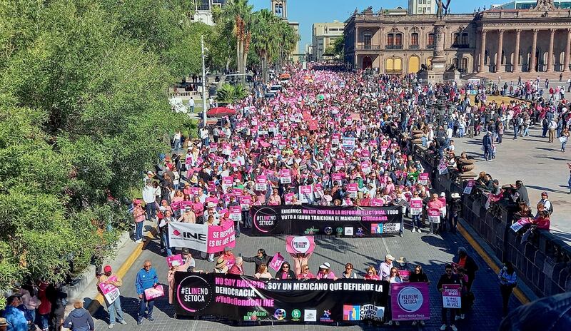 Desde el cruce de las calles 5 de Mayo y Zaragoza los manifestantes recorrieron parte del primer cuadro de Monterrey.