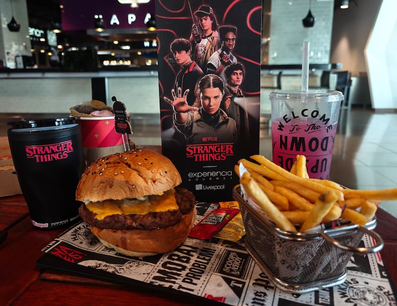 Hamburguesas negras, pizzas del Upside Down, bebidas que cambian de color y postres dignos del Mundo del Revés forman parte de la experiencia culinaria creada especialmente para celebrar la temporada 5