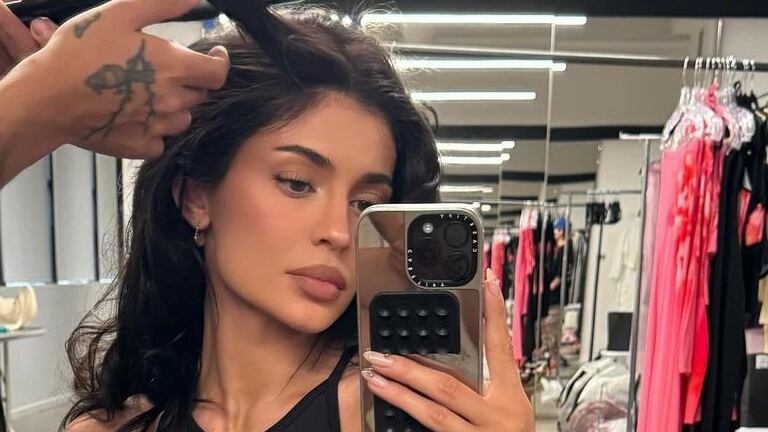 As unhas com pedraria de Kylie Jenner são a cara da riqueza